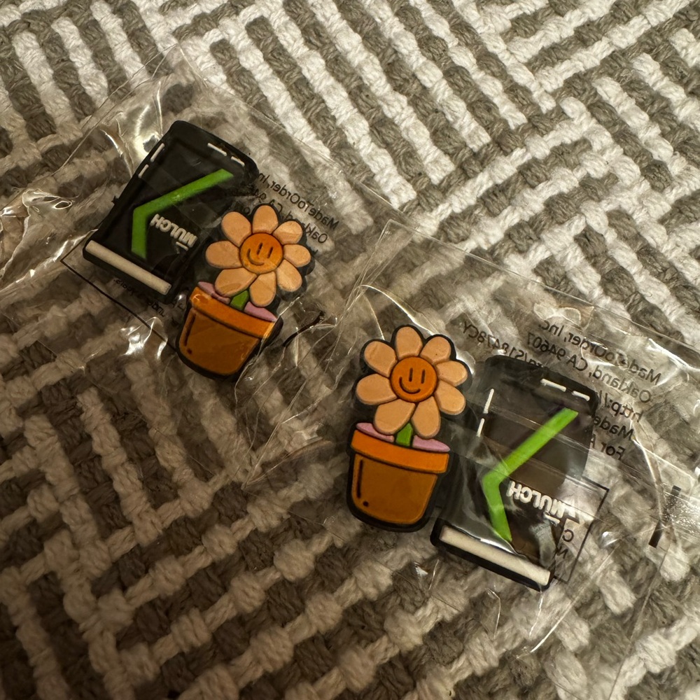 Flower and mulch jibbitz (4 total, 2 set , sealed)